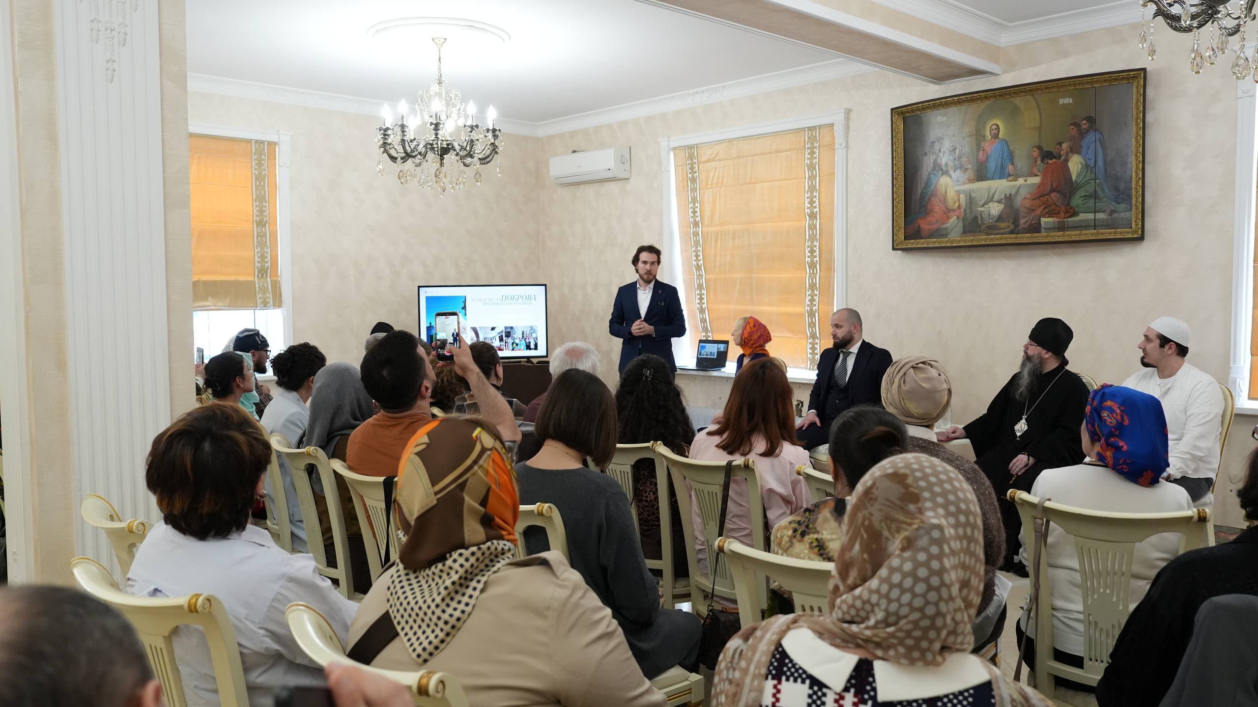 Эмин Мерданов и архиепископ Варлаам обсудили развитие религиозного туризма с представителями туристического сообщества